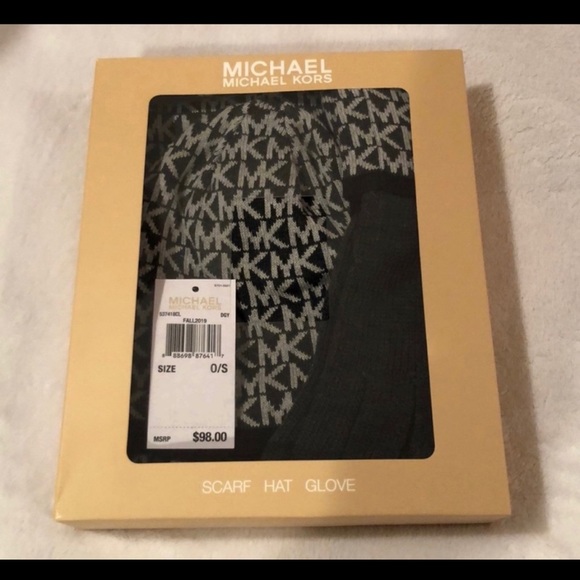 🌺NWT- Michael Kors Scarf, hat and Gloves set - Picture 3 of 3